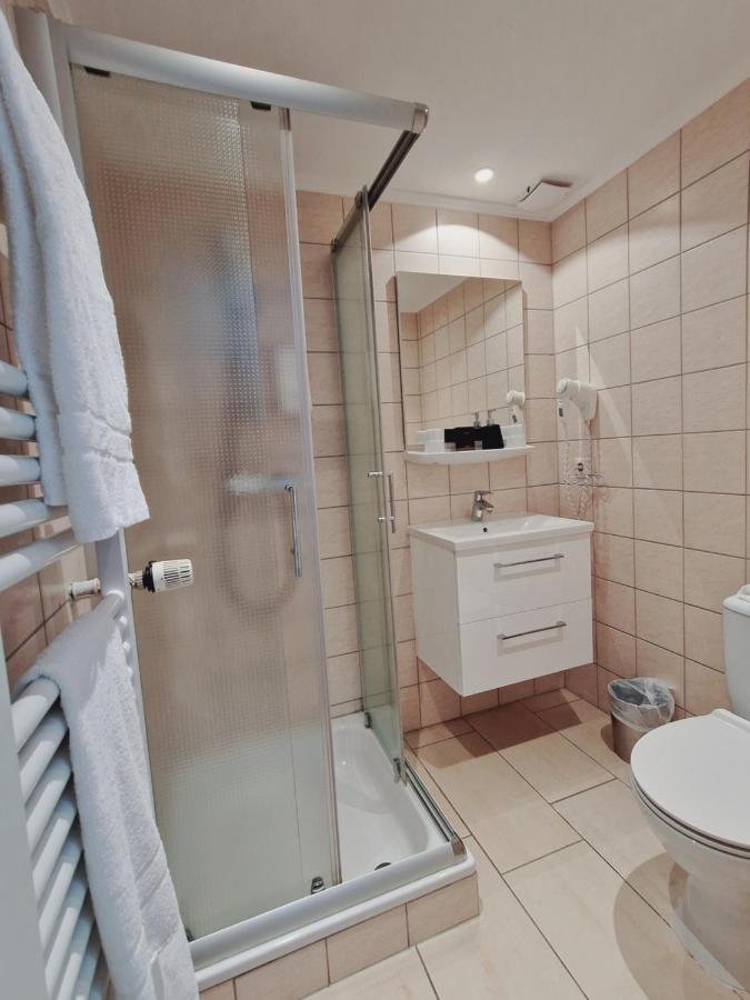 Bivius Hotel Restaurant Luxembourg Штрассен Экстерьер фото