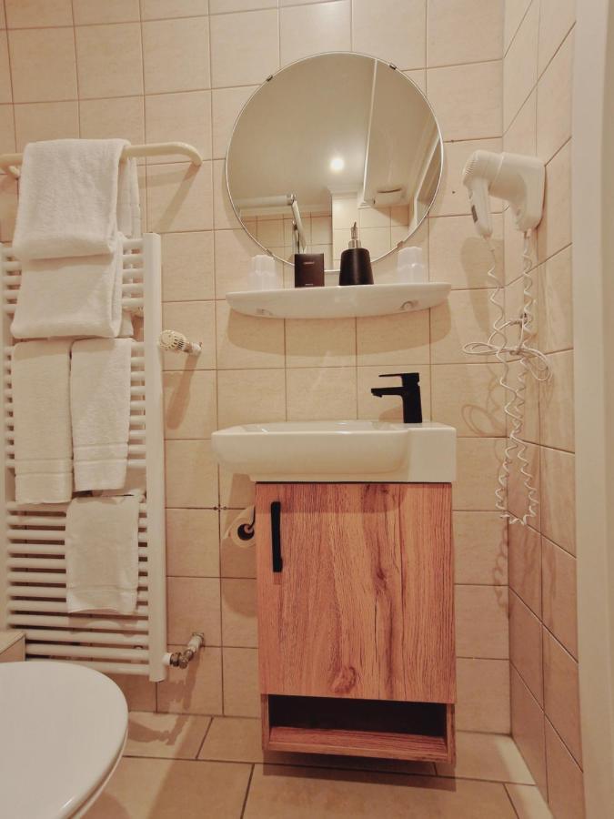 Bivius Hotel Restaurant Luxembourg Штрассен Экстерьер фото