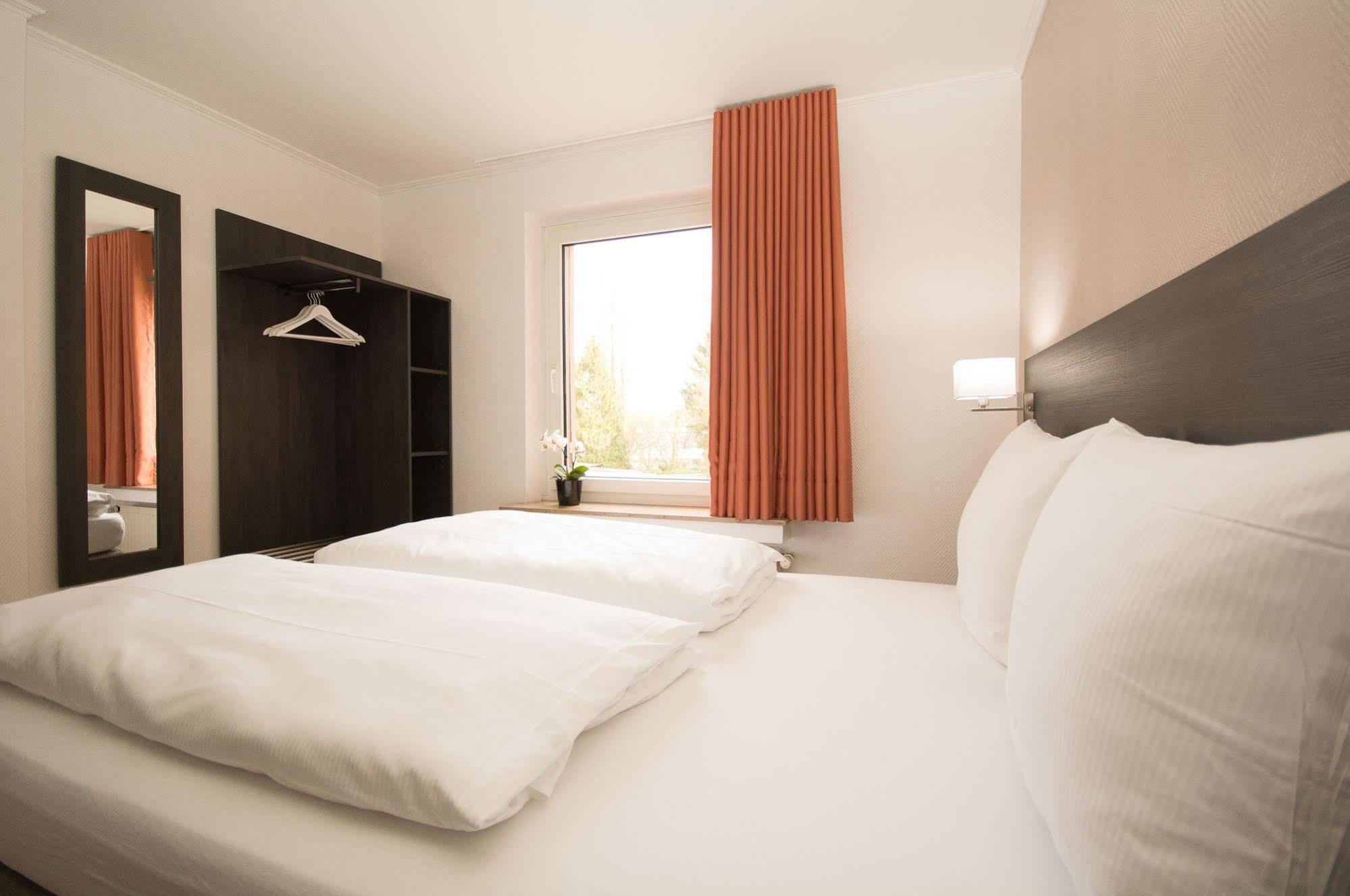 Bivius Hotel Restaurant Luxembourg Штрассен Экстерьер фото