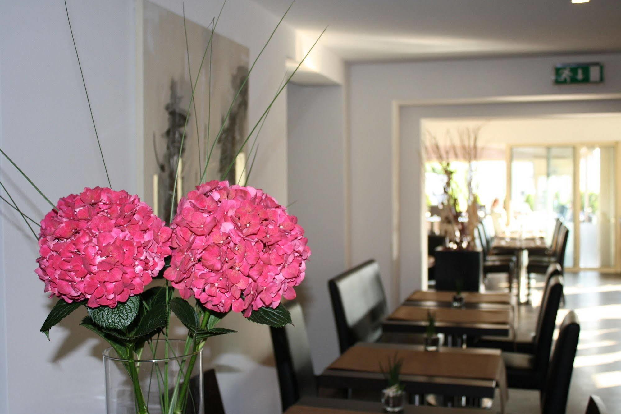Bivius Hotel Restaurant Luxembourg Штрассен Экстерьер фото